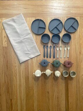 Never Used Mushie Brand Feeding Set - Huge Lot!